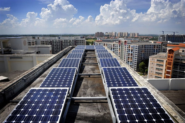 A Cingapura, un pannello solare fotovoltaico istallato sopra un tetto 